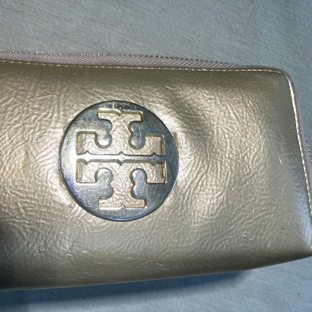 Tory Burch Robinson Metallic Zip-Around Wallet in Pale Gold - Picture 5 of 13